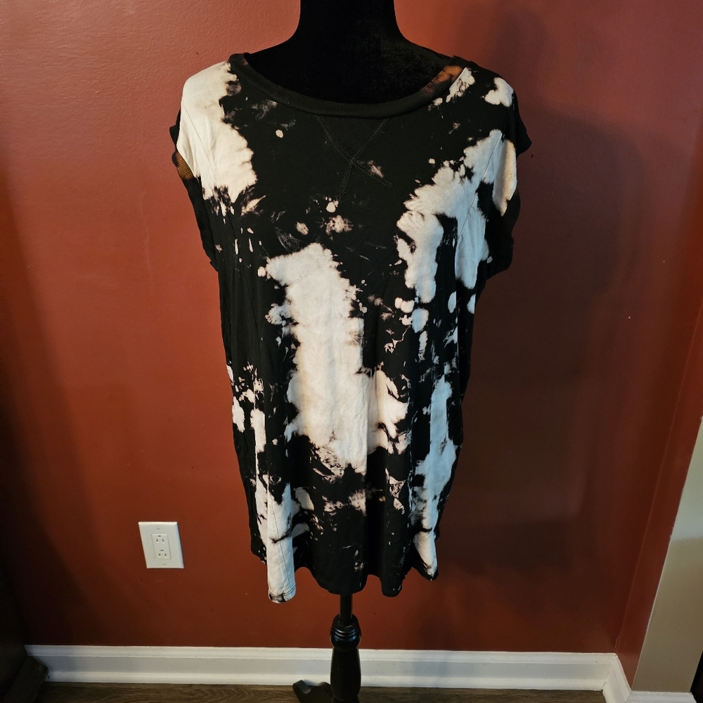 Sz LG (14/16) Sew in Love black bleach splatter boxy muscle tank